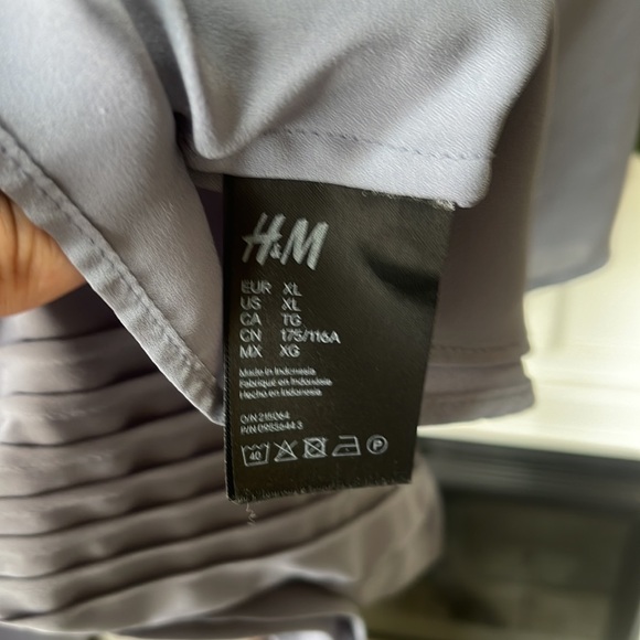 H&M Gray Women’s Pleated Blouse - Picture 4 of 4